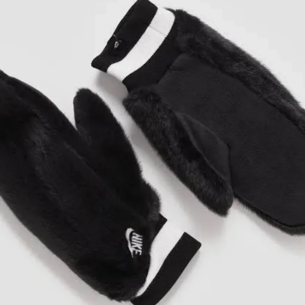 Nike women’s mittens with faux fur on the outside and soft fleece on the inside